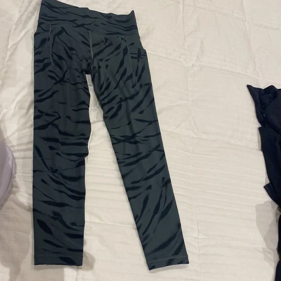 Athleta Salutation Stash Pocket 7/8 - Picture 4 of 8